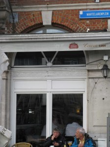 ...over Martyrs Square (Martelarenplein)...